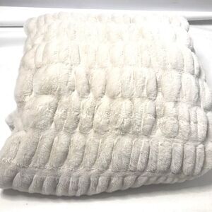 Lola Blankets Cream Size Large 60x72 Inches Soft Luxurious Blanket New